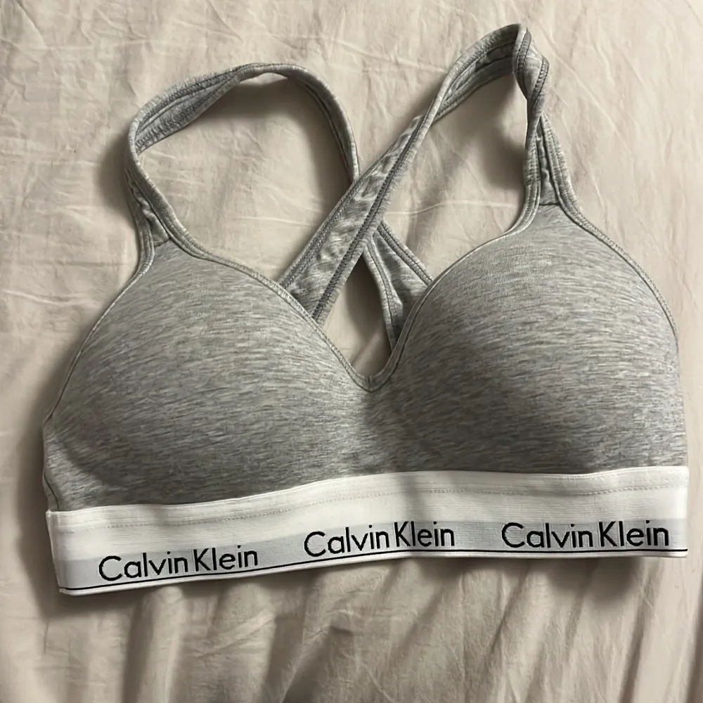 Säljer min Calvin Klein Bh pågrund av liten storlek. Storleken är S, har endast testat en gång så den är inte använd. Priset kan ändras. Kan fraktas om köpare betalar frakt☺️. Toppar.