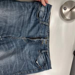 Säljer nu min skit snygga jeans från second hand som tyvärr var förstora för mig. Dom är lågmidhade och raka. Jag köpte dom för 500kr men säljer nu för 300kr  Men kan även diskutera pris