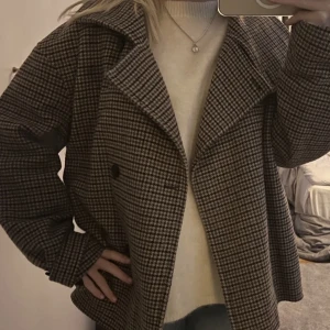 Arket jacka storlek 38 - Säljer min arket jacka i storlek 38 då jag slutade använda den. Den är köpt i september och är använd fast är fortfarande i mycket väl skick, dock har den ett litet hål i ärmen. Original pris ca 1790kr.