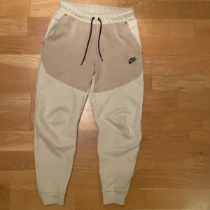 Nike tech fleece  - Säljer min beigea Nike tech fleece byxor då dem inte kommer till användning, köptes för ca 3 månader sen på jd i mos. Bara använda ett fåtal gånger, där med är skicket 9/10. Nypris 1150kr och mitt pris 699kr