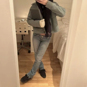 Grön kappa - Säljer nu min gröna korta kappa. Köpte den för ett halvår sen. Är i storlek xs, jag är ca 160. Fint skicka. Skriv vid intresse!💕120 plus frakt