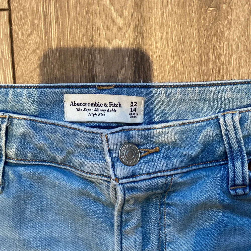 Abercrombie & fitch Curve Love The super skinny ankle High Rise jeans. Storlek 32w regular US 14. Nypris 923kr. Är endast testade en gång så är i topp skick.. Jeans & Byxor.