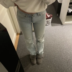 Lågmidjade jeans  - Lågmidjade jeans från Gina Tricot💗 Har endast använt jeansen ett få tal gånger, de är i storleken 32 men passar 34-36😊