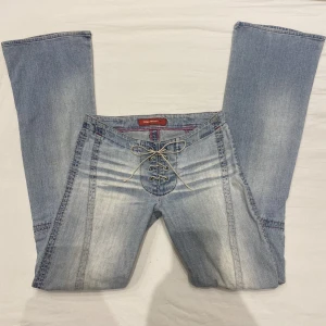 Jeans - Så snygga lågmidjade bootcut jeans från miss sixty💕denna modell brukar gå för en tusenlapp på depop men pga några små fläckar säljer ja för lägre! MIDJA: 76 cm INNERBEN: 83 cm ja e 170 för referens 