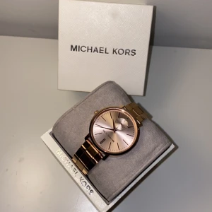 Michael kors klocka  - Hej! Fick denna klocka som födelsedagspresent men jag använder inte klockor så därför väljer jag att sälja den💗 helt nytt skick fungerar perfekt! Kan posta den eller mötas upp! 