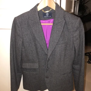 Fiskbensmönstrad kavaj - Skitsnygg kavaj i fiskbensmönster, jättebra skick! Nypris ca 1300 kr