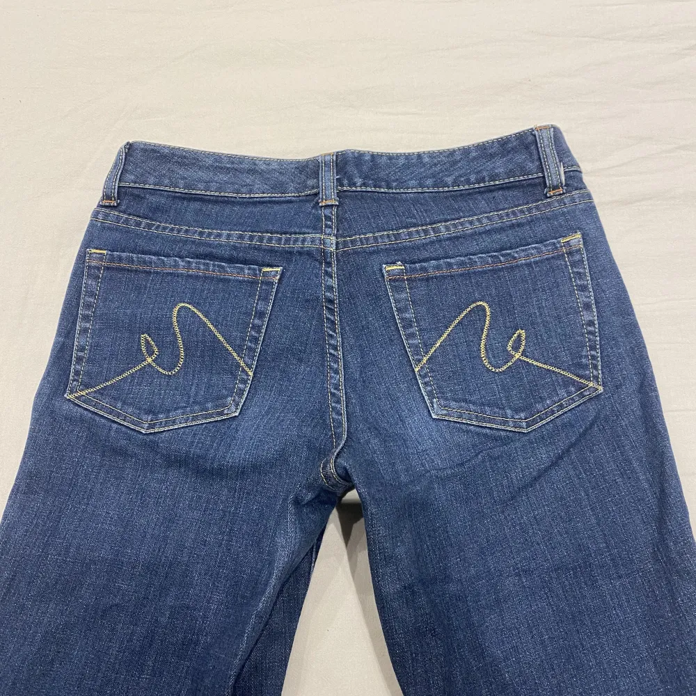 Lågmidjade slim jeans me detaljer på bakfickorna💕 MIDJA: 40 cm INNERBEN: 80 cm. Jeans & Byxor.