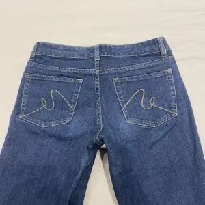 Lågmidjade slim jeans me detaljer på bakfickorna💕 MIDJA: 40 cm INNERBEN: 80 cm