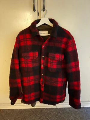 Zadig & voiltare jacka - Heyy! Säljer en super snygg ull jacka från Zadig & voiltaire. Den är i storlek M.  Obs!! En knapp saknas men går lätt att sy fast en ny eller lämna in hos en skräddare. Kostade 5485kr ny, så de är verkligen ett dunder kap! 