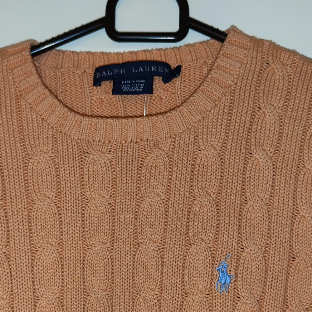 Hej! Köpte denna fina kabelstickade tröjan i Usa i Ralph Lauren butiken. Det var dock fel storlek för oss. 100% Orginal. Helt ny,  aldrig använd.  Orange färg med Grön logga. . Stickat.