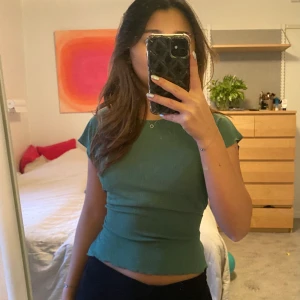 Grön topp  - Så fin topp som kan knytas framme eller bak, nyskick 