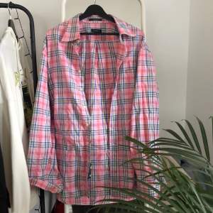 Fin vintage oversize skjorta! Passar M-XL beroende på hur du vill bära den. 💞