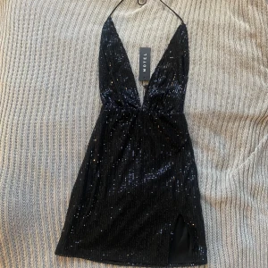 Oanvänd Motel klänning✨🖤 - En miniklänning med halterneck i paljetter! Liten slits vid vänstra benet. Aldrig använd, storlek S. Slutsåld💕💕(sista bilden ej min) 400kr +frakt 50kr