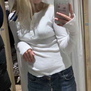 Tröja - Säljer min tröja från Brandy Melville. Har bara använt den några gånger💗