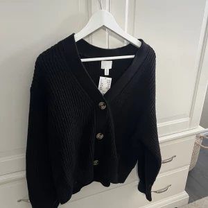 Kofta - Säljer denna fina kofta från hm!Aldrig använd, lappen sitter kvar! Köpte för 199kr säljer den för 100kr💘