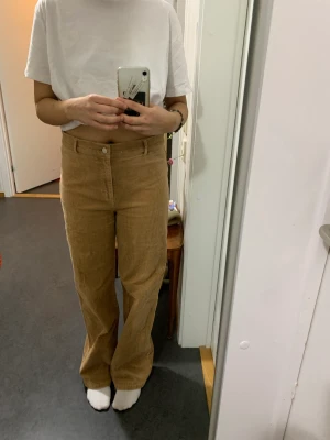 Manchester jeans - Ett par beiga jeans i Manchester tyg från Wera. De är i storlek 42 och är helt oanvända. Priset kan diskuteras. Köparen står för frakten💕