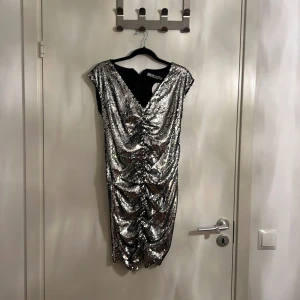 Fest klänning  - Helt ny klänning  Storlek:38 Ni står för frakten