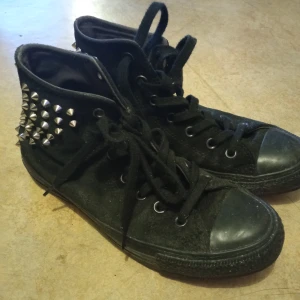Converse med nitar - Säljer jättesnygga svarta converse med nitar på, jättebra skick knappt använda lite smutsiga av damm men det går att tvätta eller torska bort!
