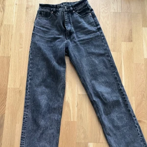  Grå/svarta jeans storlek xs - Jag säljer dessa raka grå svarta jeans i storlek xs (24). Jeansen sitter lite tajtare men ändå som en xs och medellånga i benen på mig som är 164cm💕