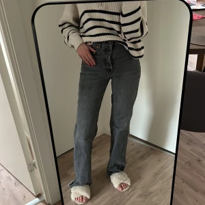Jeans från zara - Så sköna och långa jeans från zara! Sitter bra i längden på mig som är 172cm!