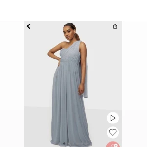 Balklänning - Balklänning från Nelly som aldrig är använd. Bandeau modell som även går att knyta på olika sätt. Nypris: 899kr