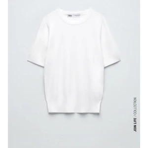 Zara trekvarts tröja - Säljer pga att jag inte använder den så mycket. Bra skick ändast använd 1-3 gånger. Köpt för 270, säljer för 130 inklusive frakt 💕 skriv för mer bilder 