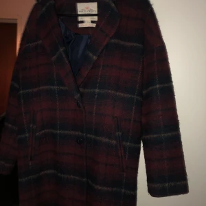 Fin kappa - Hej! Säljer min kappa som är jätte fin och mysig på vintern, tycker den håller värmen bra för att vara en kappa och har en jätte bra pass form! Gör alla simpla outfits sötare! Kommer inte till användning längre tyvärr! Köpare står för frakten! 