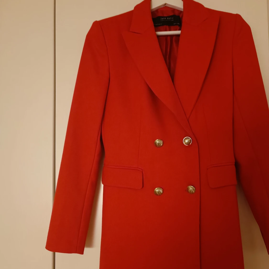 Röd dubbelknäppt kappa  - 90