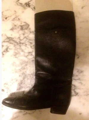 Etienne Aigner, svarta stövlar, boots, vintage, retro, skinn, läder, strl 38 - Märket: Etienne Aigner Vintage, retro i bra skick Strl 38  Du kan också hämta varan hos mig istället att jag skickar till dig. Jag bor på Hornstull och på det sättet betalar du inte för frakten.