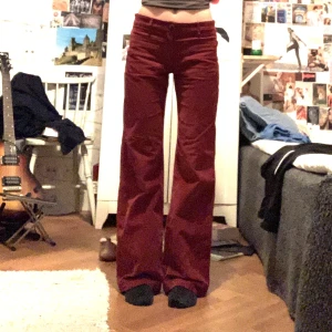 Vintage röda manchesterbyxor - Superfina mörkröda manchesterbyxor i bootcutmodell med mellanväg midja🍒 midjemått: 74 cm innerbenslängd: 80 cm, frakten kostar 70kr💕 pris kan diskuteras!