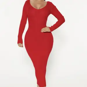 jättte fin röd klänning använd 1 gång klänningen är stretchig passar xs , s och m 