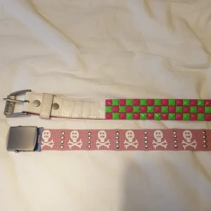 Bälten - Skitballa bälten. Ett nitbälte i rosa och grön och ett tygbälte i rosa och vit. Köp båda för 50 kronor eller ett för 30 kronor. (Fraktpriset kan skilja då jag postar med frimärken)♡