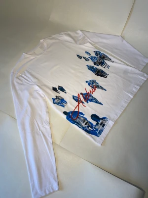 Handmålad tröja av Aleksio Feli - Handmålad långarmad t-shirt i storlek M, 1/1 exemplar av Aleksio Feli 