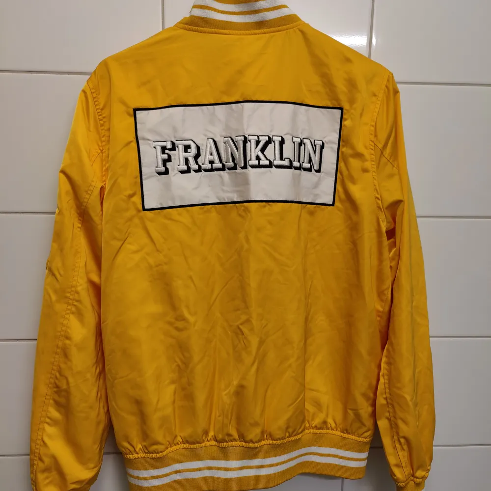 Hej! Säljer nu min älskade gula Franklin Marshall jacka då den inte kommer till användning. Den är knappt använd o är därav i gott skick.  Har ni några frågor är det bara att skriva ❤️. Jackor.