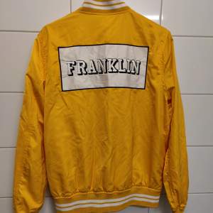 Hej! Säljer nu min älskade gula Franklin Marshall jacka då den inte kommer till användning. Den är knappt använd o är därav i gott skick.  Har ni några frågor är det bara att skriva ❤️