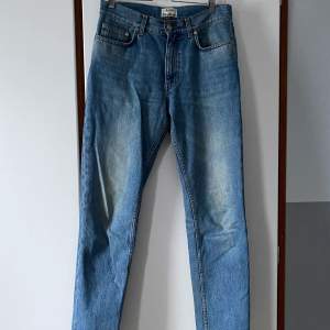 Acne Studios i modellen Boy vintage jeans. Köpta på sellpy och använda några gånger. Har en lite fläck på höger ben längst ner, dock inget man tänker på. Säljer för de blivit för små för mig