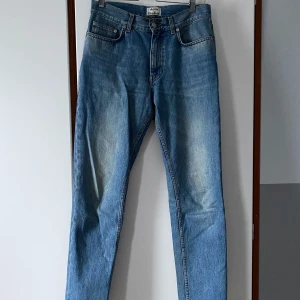 Acne Studios Jeans - Acne Studios i modellen Boy vintage jeans. Köpta på sellpy och använda några gånger. Har en lite fläck på höger ben längst ner, dock inget man tänker på. Säljer för de blivit för små för mig