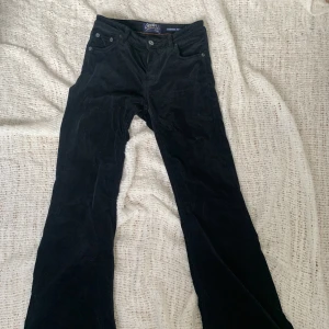 Crocker jeans - Jätte fina mörkblåa jeans från crocker i modellen pow flare! Storlek 25/31 eller XS. Super fina men tyvärr lite för tights på mig! Skulle säga att dom är midwaist.