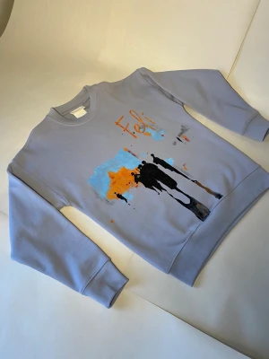 Handmålad tröja av Aleksio Feli - Handmålad sweatshirt i storlek s/m, 1/1 exemplar från Aleksio Feli 