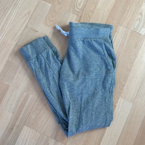 Fina mjukisbyxor  - Fina mjukisbyxor som är snygga till vardagen. Mer tight passform än lösa.  Köparen står för frakten. Jag skickar bild när jag postar paketet. Om fler intressen för kläderna finns kan bud ges.