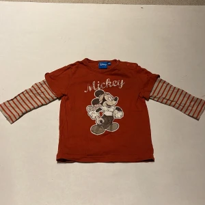 Disney tröja Musse Pigg - Så cool tröja från Disney i stl 24 månader (86/92 ungefär).    Köparen står för frakten. Jag ansvarar inte för postens hantering. Jag visar bild på när jag skickar paketet. Vid fler intressen av objekt kan bud över begärt ingångspris bli aktuellt! 