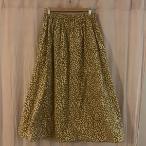 Kjol från Arket - Vadlång, vid kjol från Arket. Med fickor och resår i midjan. Storlek 38. Använd ett fåtal gånger.