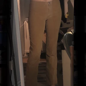 Beigea byxor  - Jättefina beigea byxor, verkligen jätte jätte bekväma i err superlent typ velourigt material, sitter jättebra med kanske nån cm för korta i benen på mig (är 175) men upp till preferens, har en tiny fläck på baksidan men inget man riktigt tänker på 