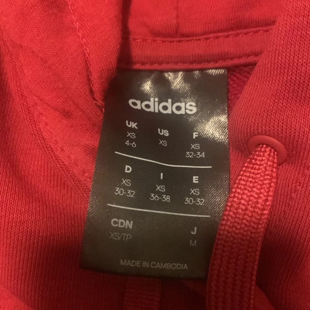 Röd adidas hoodie,inga skador.ha använt den några gånger men kommer inte till användning längre . Tröjor & Koftor.