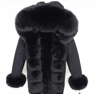 Fiona parkas  - Säljer denna vinterjackan från sstore på grund av fel storlek. Äkta päls överallt och pälsen går att ta bort. NYSKICK några veckor gammal. Köpt den för 3899kr 