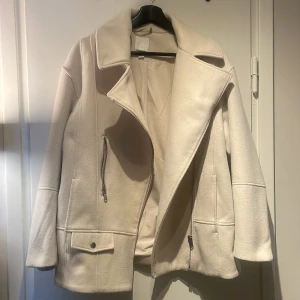 Jacka   - Oversized jacka från H&M i storlek XS. Pendlar mellan S-M och denna passar mig bra.   Använt fåtal gånger Fint skick 