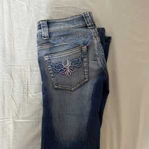 2000s jeans - Lågmidjade bootcut jeans, strlk 36. Bra skick fast har några små fläckar som knappt är märkvärdiga, kom privat för bild! Om många är intresserade blir det budgivning. ❤️ Lite stretchiga!  Midjemått: ca 77  Innerbenslängd: ca 80  