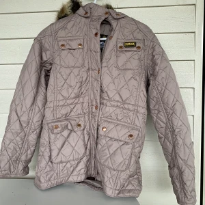 Barbour - Barn/ungdomsjacka från Barbour. Nyskick 