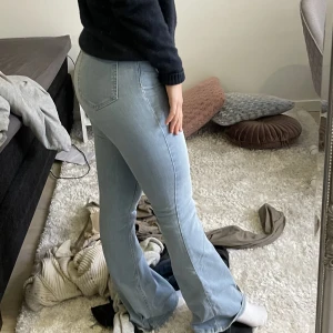 Bootcut jeans - Snygga bootcut jeans från Nakd. Jag är cirka 1.65 för referens💕