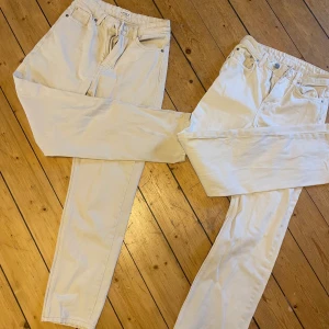 Weekday voyage - Vänster: momjeans från lindex storlek 34.                                 Höger: weekday voyage w25, L32